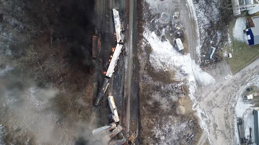 Descarrilamento de comboio em East Palestine, Ohio. Foto: Reuters