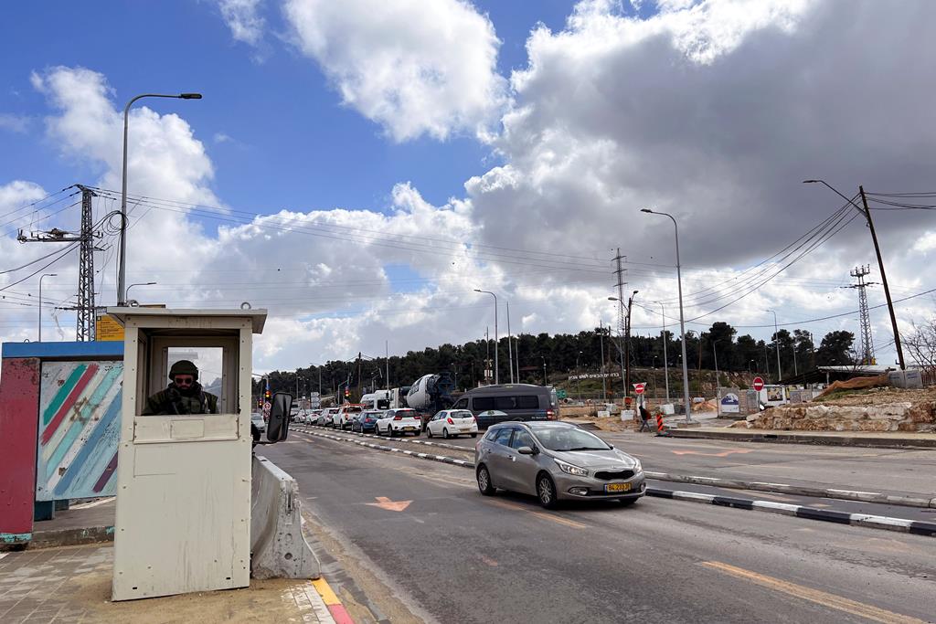 Posto de vigia num cruzamento junto aos colonatos de Gush Etzion, a 2 de fevereiro de 2023. Foto: REUTERS/Dedi Hayun