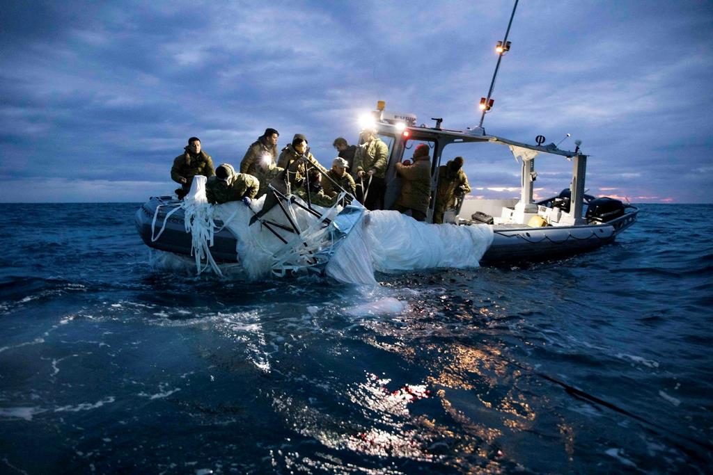 Marinha norte-americana encontra destroços de balão de espionagem na costa da Carolina do Sul. Foto: US Navy/Reuters