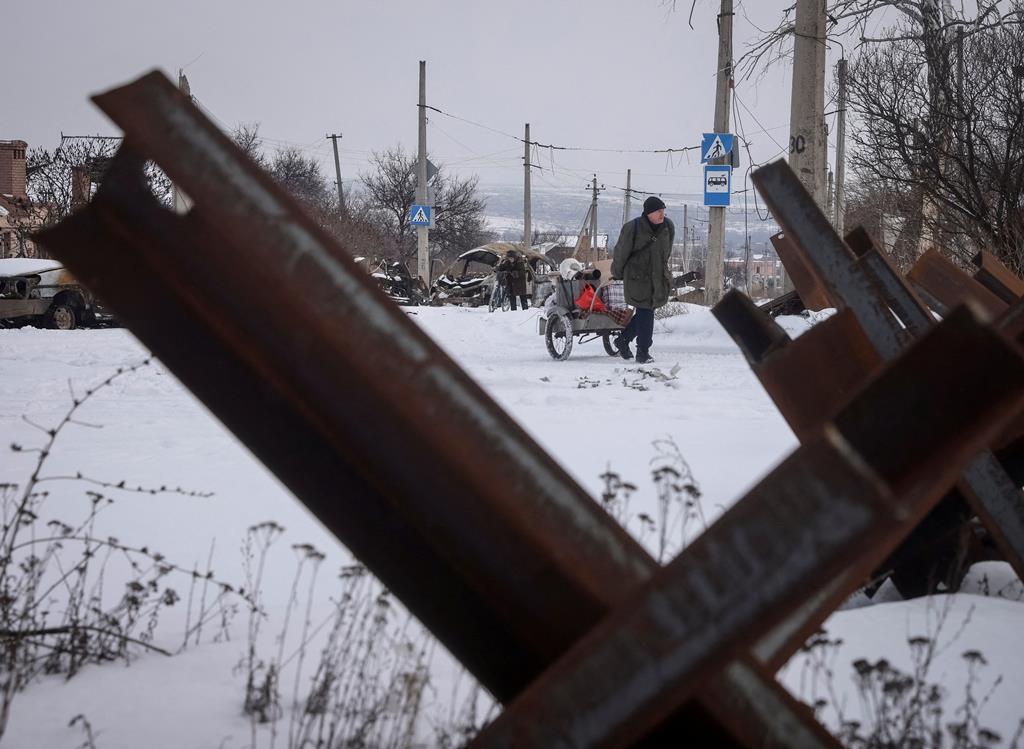 Civil na cidade sitiada de Bakhmut, na Ucrânia. Foto: Yevhen Titov/Reuters