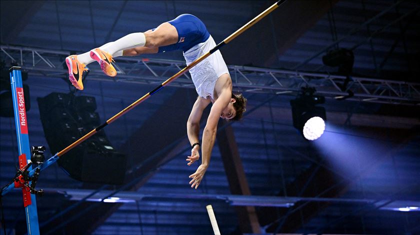 Duplantis bate (outra vez) recorde do mundo do salto com vara