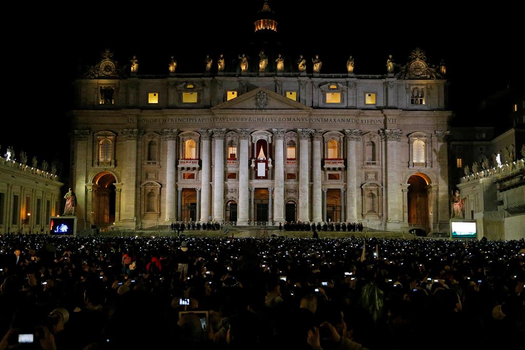 Multidão empunhando tablets e telemóveis assiste ao anúncio da eleição do Papa Francisco, o primeiro da era digital. Foto: Stefano Rellandini/Reuters