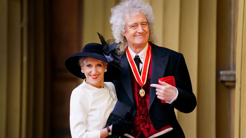 Sir Brian May pousa com a mulher, Anita Dobson. Foto: Victoria Jones/Reuters