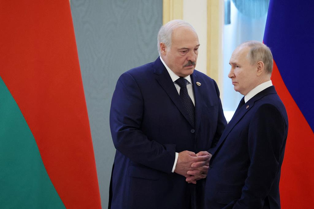 Alexander Lukashenko com o Presidente russo, Vladimir Putin. Foto: Mikhail Klimentyev/Reuters