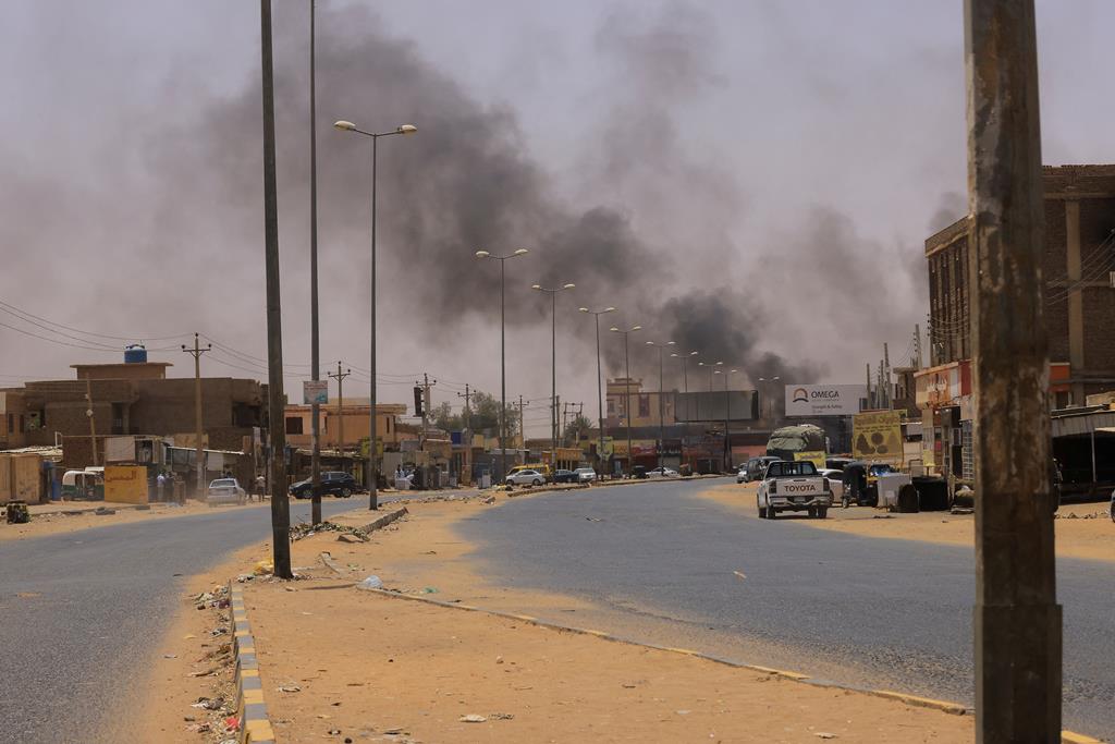 Imagem de combates entre Exército e grupo paramilitar, na capital do Sudão, Cartum. Foto: Mohamed Nureldin Abdallah/Reuters