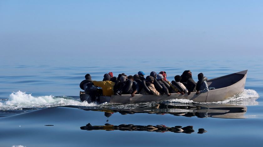 Migrantes atravessa o Mediterrâneo num barco em Sfax, na Tunísia. Foto: Jihed Abidellaoui/Reuters