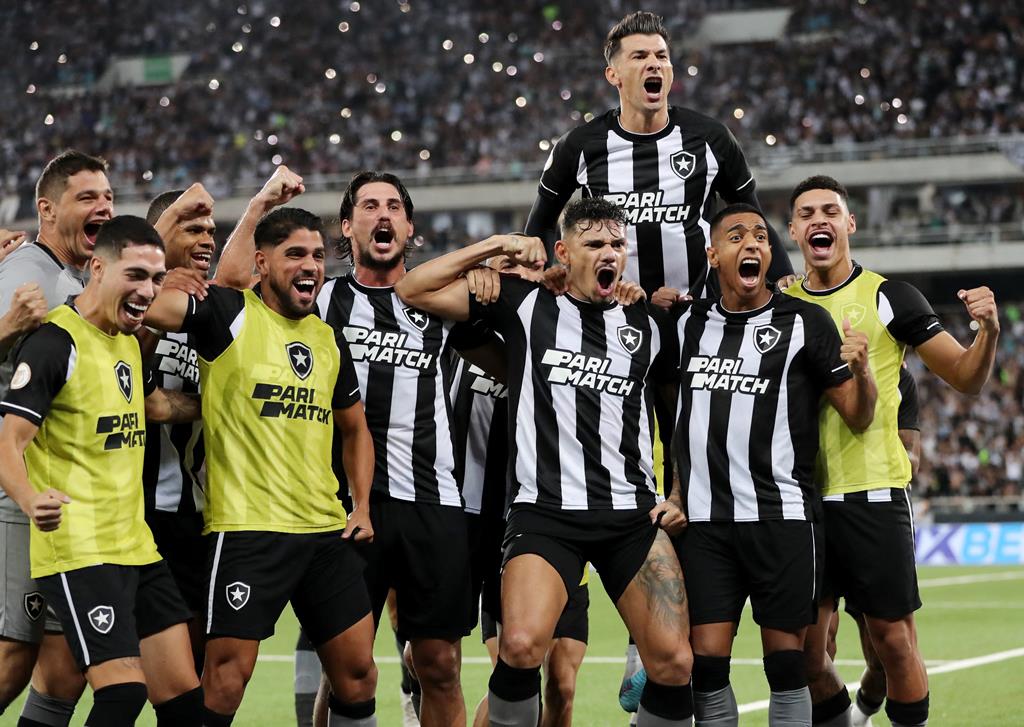 No primeiro jogo sem Luís Castro, Botafogo vence clássico contra o Vasco e  se mantém na liderança