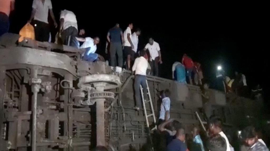 Descarrilamento de um comboio na Índia Foto: via Reuters