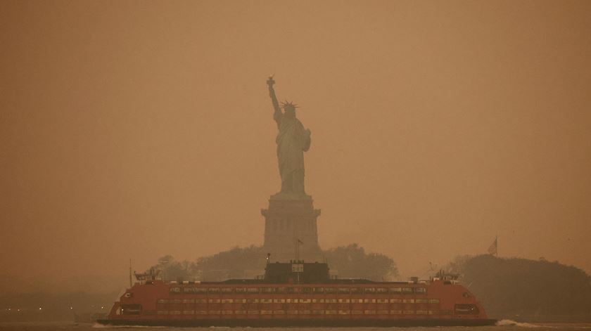 Estátua da Liberdade, em Nova Iorque, envolta em fumo dos fogos no Canadá. Foto: Reuters