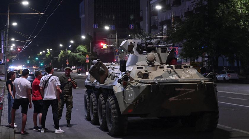 Veículos militares blindados circulam por Rostov, cidade da Rússia, após revolta do Grupo Wagner Foto: Reuters