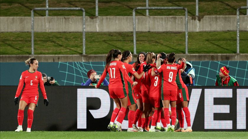 Festejos do primeiro golo de sempre de Portugal em Mundiais. Foto: David Rowland/Reuters