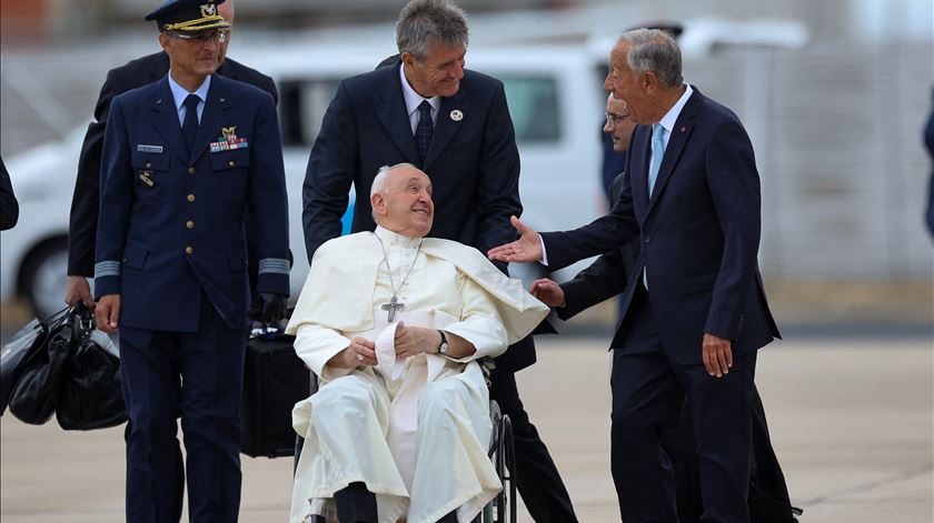 Presidente da República dá as boas-vindas ao Papa Francisco. Foto: Reuters