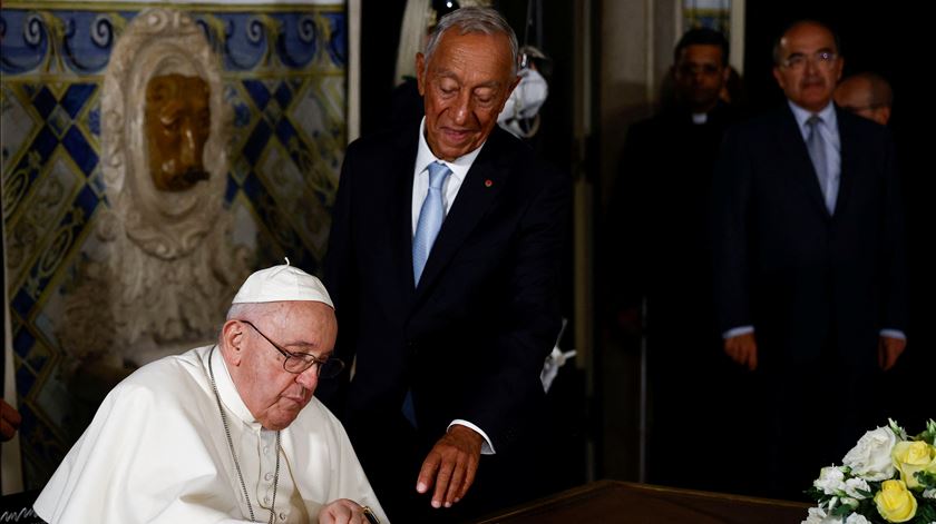 Papa Francisco recebido no Palácio de Belém por Marcelo Rebelo de Sousa. Foto: REUTERS/Guglielmo Mangiapane