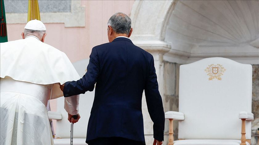 Papa Francisco é recebido pelo Presidente de Portugal, Marcelo Rebelo de Sousa, em frente ao Palácio de Belém em Lisboa. Tiago Petinga/Pool via REUTERS