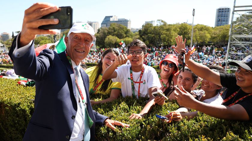 Marcelo Rebelo de Sousa tira "selfies" com jovens no Parque Eduardo VII. Foto: Miguel A. Lopes/Pool via Reuters