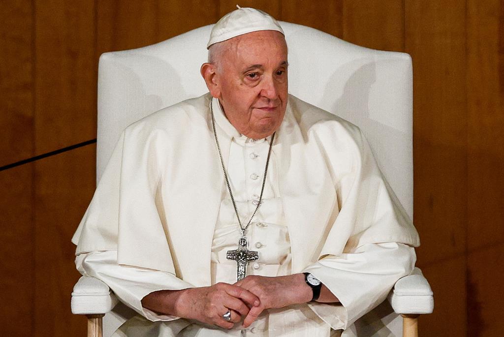 Em mensagem natalina, Papa Francisco diz que mundo está 'doente de