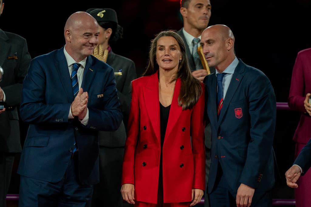 Rubiales acompanhado de Gianni Infantino, presidente da FIFA, e a princesa Letícia, na final do Mundial feminino. Foto: Reuters