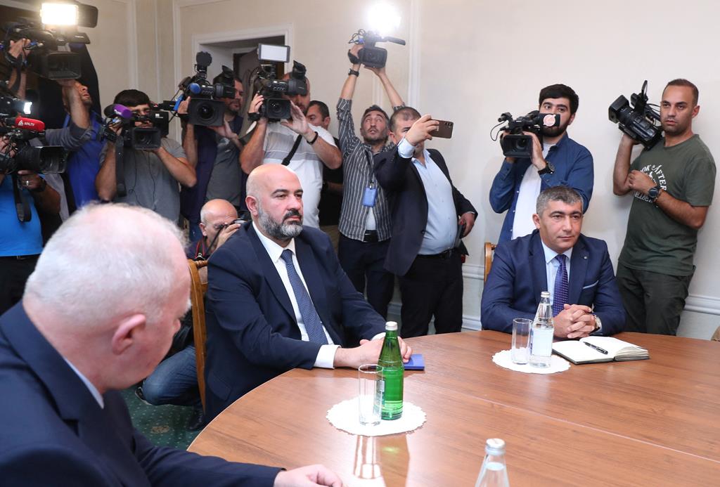 As negociações entre representantes do Azerbaijão e separatistas arménios de Nagorno-Karabakh, em Yevlakh. Foto: Reuters/Stringer