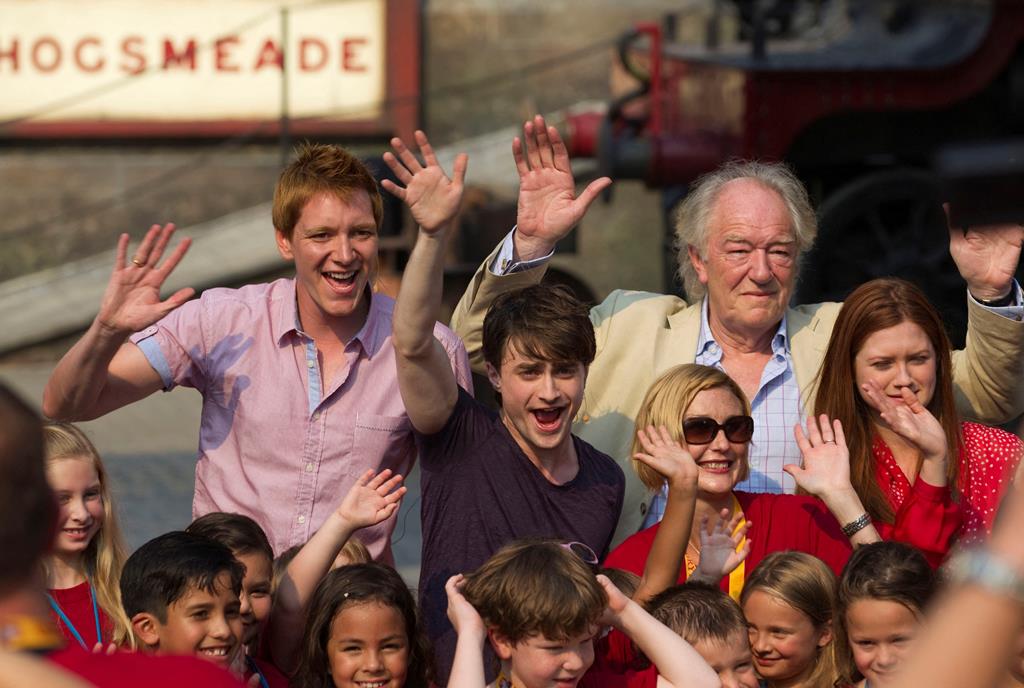 Gambon (atrás à direita) laeado por jovens atores com quem contracenou na saga Harry Potter. Foto: Scott Audette/Reuters