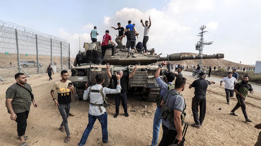 Palestinianos capturam veículo de combate israelita em Khan Yunis. Foto: Abed Rahim Khatib/Reuters