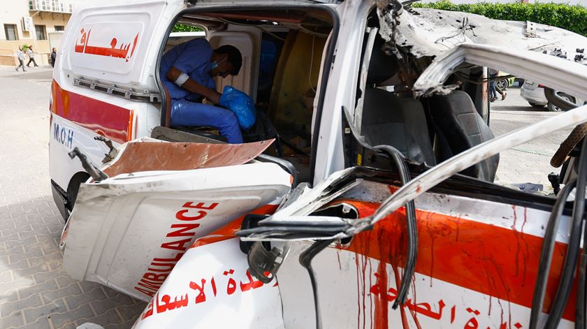 Uma ambulância atingida por um ataque israelita no sul da Faixa de Gaza. Foto: Ibraheem Abu Mustafa/Reuters