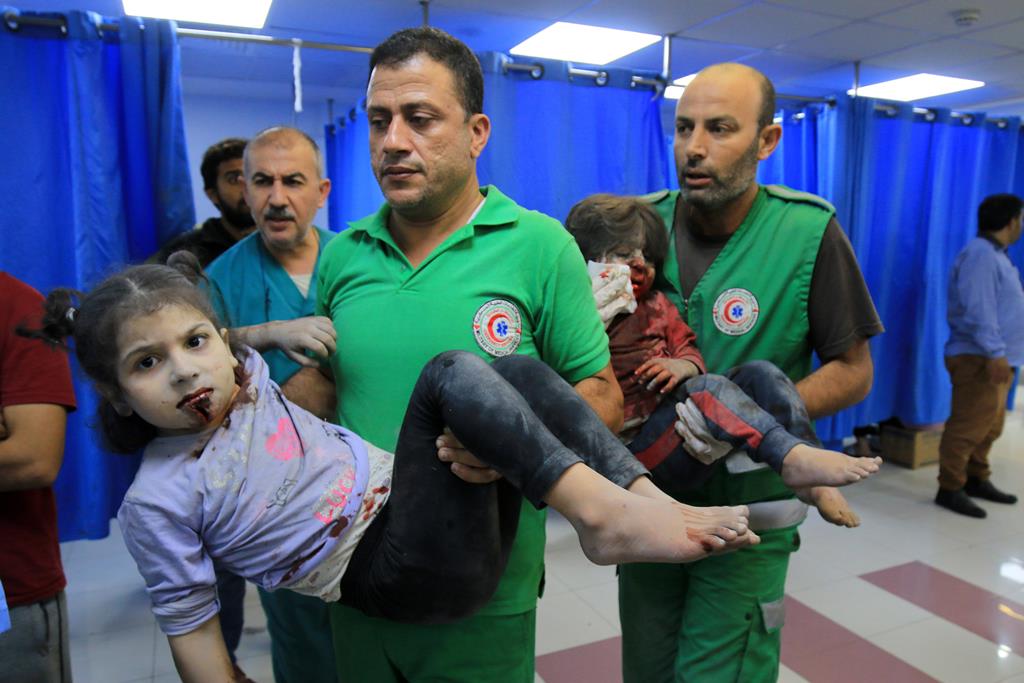 Crianças palestinanas feridas dão entrada no hospital Al-Shifa, o maior da cidade de Gaza. Foto: IMAGO/APAimages via Reuters Connect