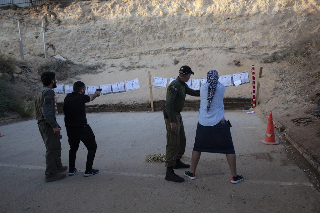 Linha de tiro no complexo de colonatos de Gush Etzion, a 26 de outubro de 2023. Desde 7 de outubro, a procura de licença de portae de arma disparou em Israel. Houve mais de 225 mil candidaturas, das quais cerca de 20 mil foram aprovadas. Foto: Giovanni Porzio/contrasto via Reuters Connect 