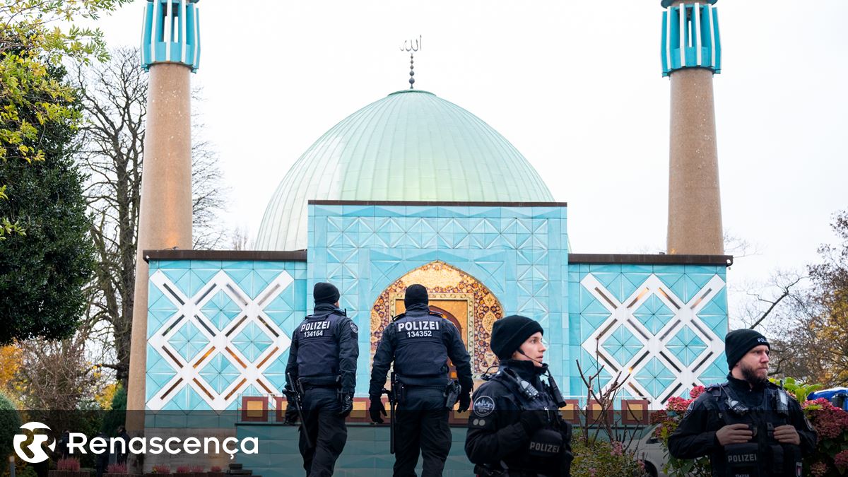 Deutschland.  In mehreren Bundesstaaten führten Behörden Razzien gegen islamische Organisationen durch