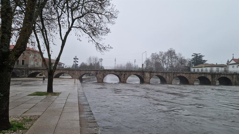 Rio Tâmega, junto à ponte romana, de volta ao seu leito. Foto: Olímpia Mairos/RR