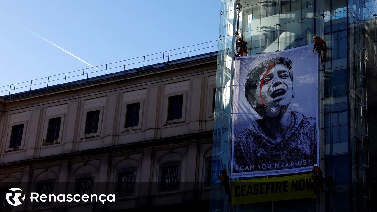 Ativistas contra guerra em Gaza penduram-se de edifício de museu no centro de Madrid