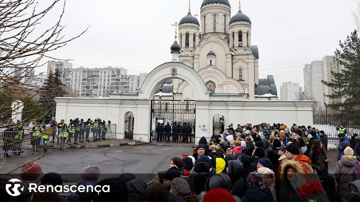 Pelo menos duas pessoas detidas em funeral de Navalny