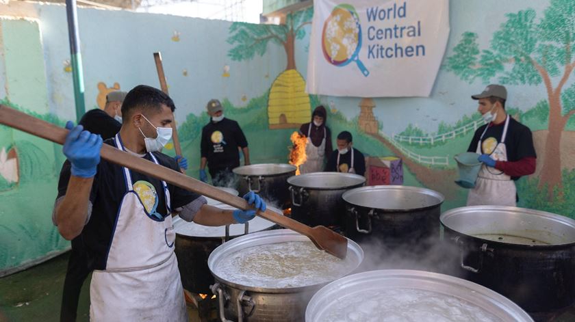 A distribuição de refeições em Gaza pela World Central Kitchen. Foto: José Andrés/Reuters