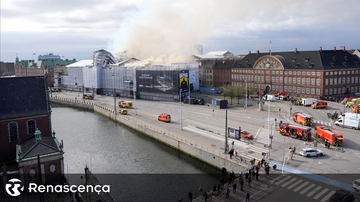 Incêndio destrói edifício histórico da antiga bolsa de valores da Dinamarca