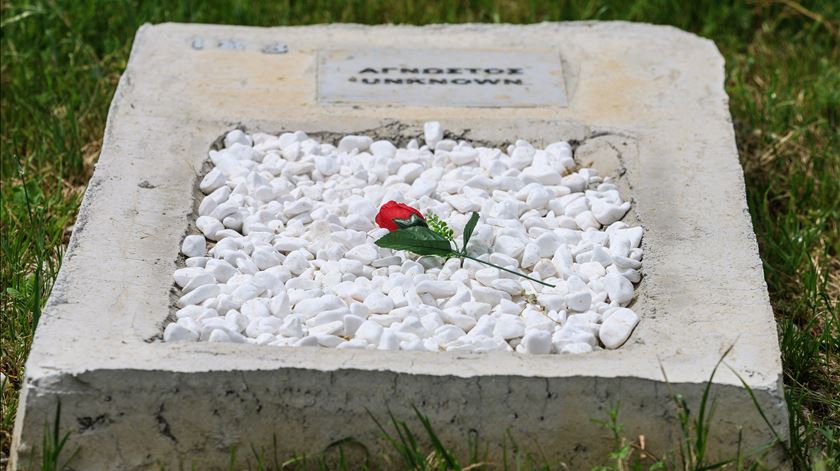 Rosa depositada no túmulo de um refugiado sem identidade conhecida, em Lesbos, na Grécia. Foto: Reuters/Elias Marcou