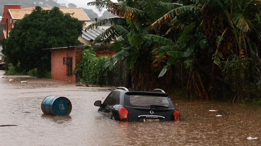 Sobe para 32 número de mortes causadas pela chuva no sul do Brasil