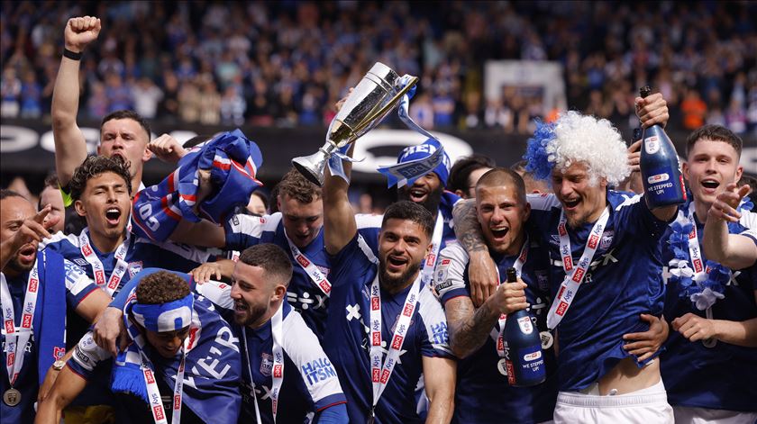Jogadores do Ipswich celebram subida. Foto: Action Images/Reuters