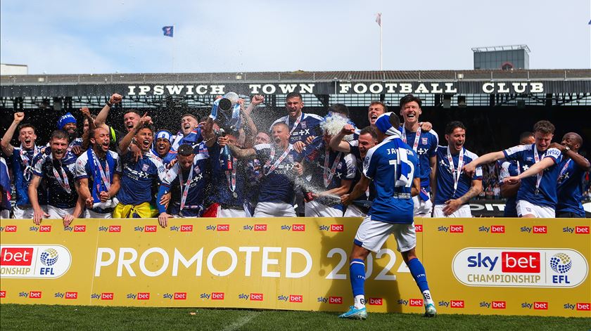 Jogadores do Ipswich celebram subida. Foto: Lucy Copsey/Focus Images Ltd/Sipa USA/Reuters