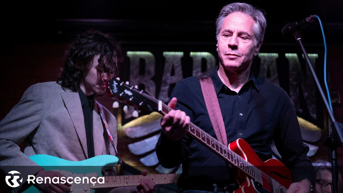 Por uma Ucrânia livre. Antony Blinken surpreende e toca guitarra num bar