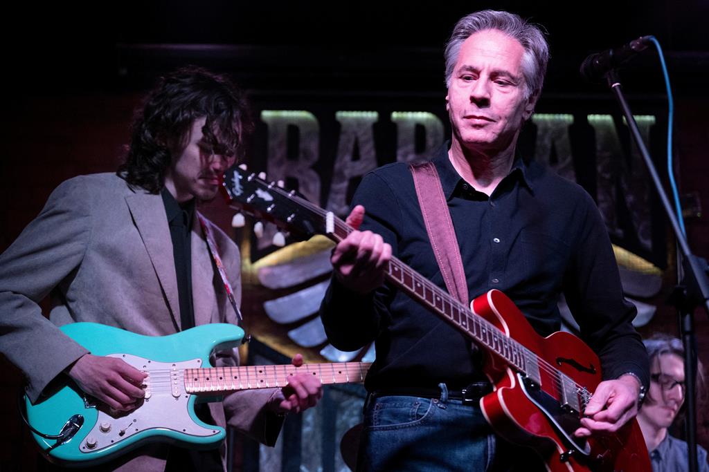 Antony Blinken toca guitarra num bar por uma Ucrânia livre