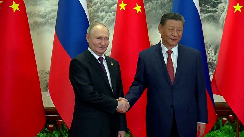 Xi Jinping recebeu Putin com honras militares antes de reunião