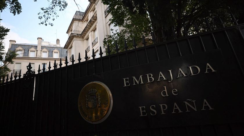 Espanha chama embaixadora em Buenos Aires após ataque de Milei à mulher de Sánchez