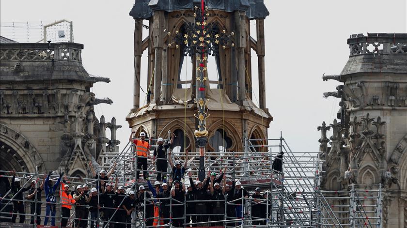 Catedral de Notre Dame. Cruz que sobreviveu ao incêndio regressou ao lugar