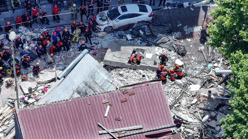 Desabamento de prédio em Istambul faz um morto e oito feridos