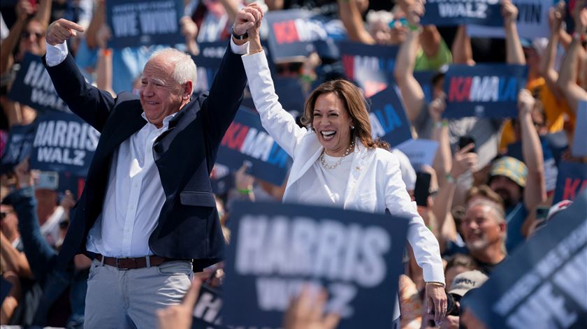 Kamala Harris, "guerreira alegre", promete dar prioridade a famílias da classe média