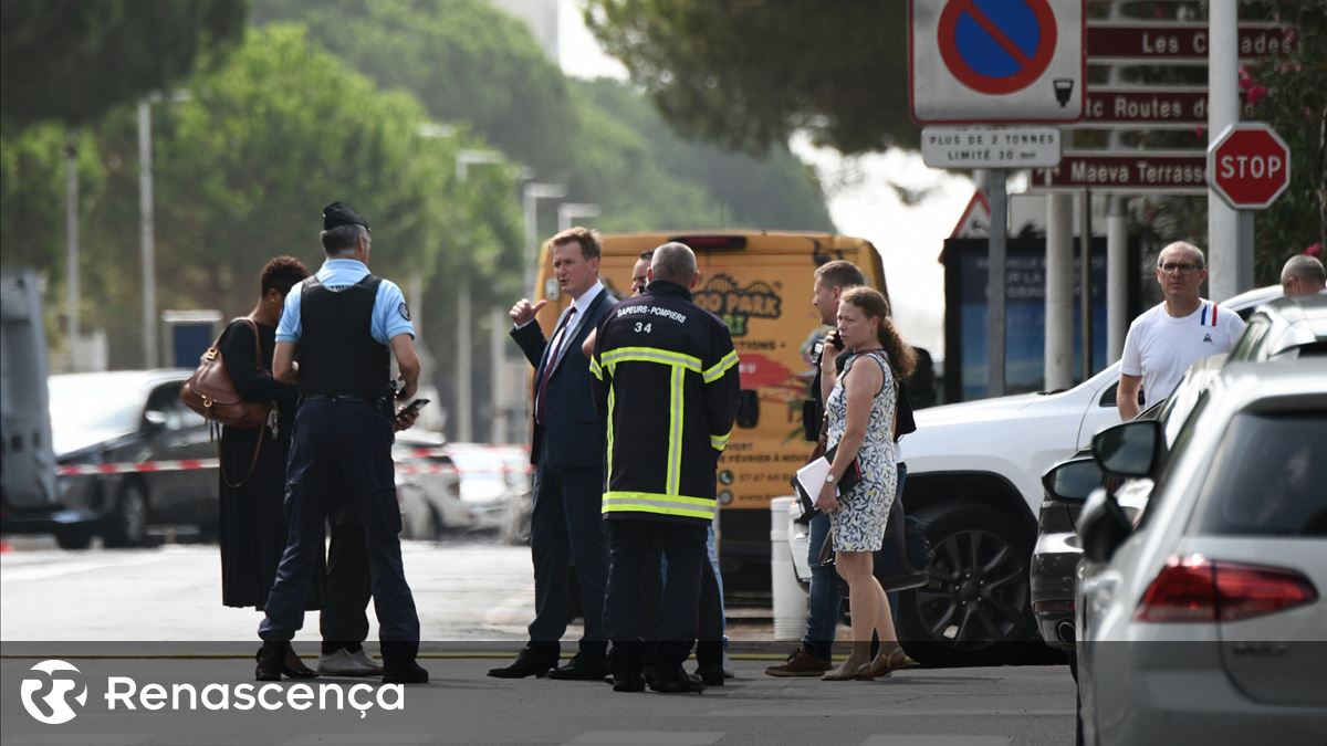 Viaturas incendiadas em frente a sinagoga em França