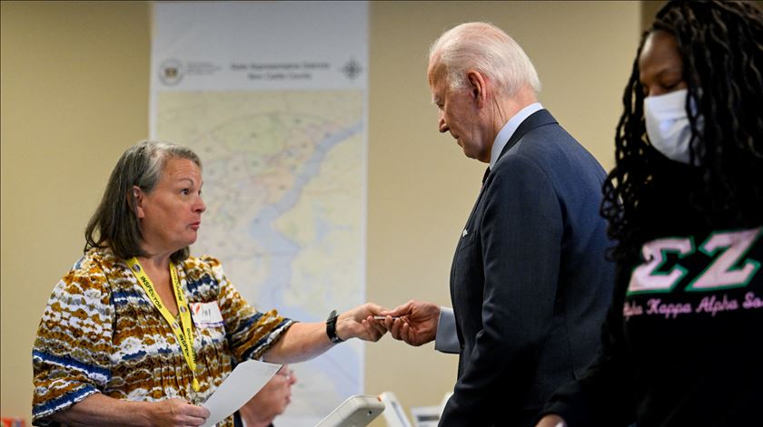 Sem passar à frente na fila, Biden vota antecipadamente em Kamala