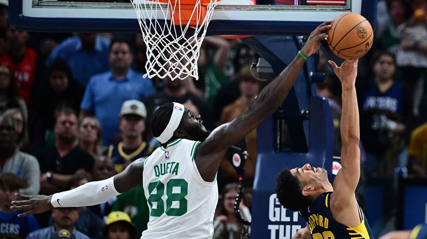 A "faísca" de Queta carregou os Celtics até ao prolongamento, mas não evitou a primeira derrota da época