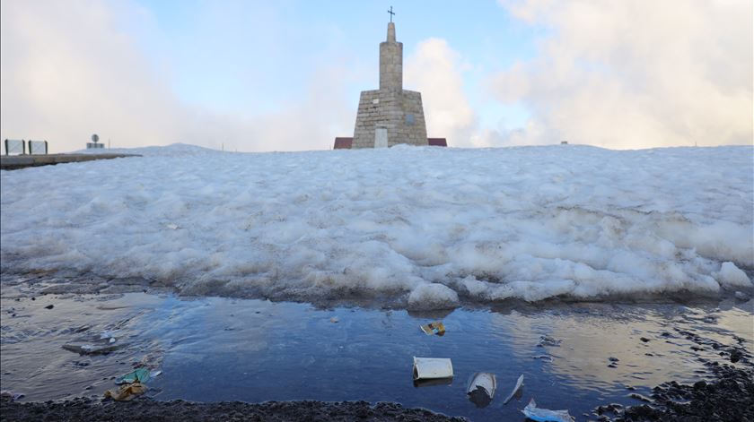 Lixo na Serra da Estrela, captado pelo fotógrafo de natureza Pedro Conde