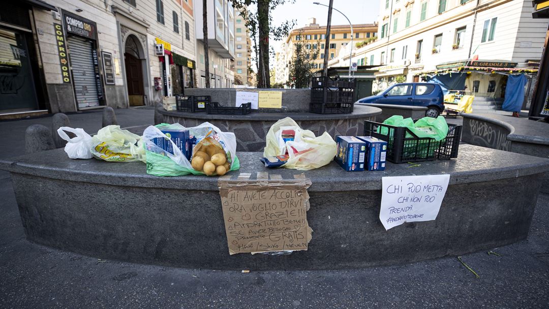 Roma, Itália. Iniciativas juntam comida para doar a pessoas com dificuldades económicas, em Roma. Foto: Massimo Percossi/EPA