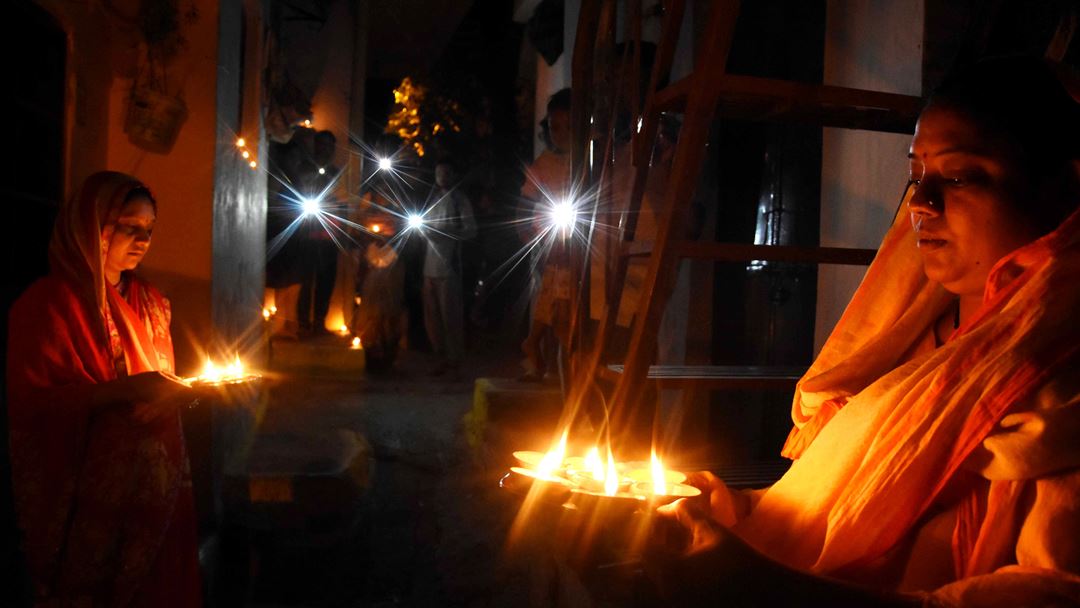 Bhopal, Índia. Cidadãos indianos mandam mensagem simbólica ao país ao acenderem velas e luzes às 21h deste domingo, durante nove minutos. A ação foi introduzida pelo primeiro-ministro indiano, Narendra Modi. Foto: Sanjeev Gupta/EPA